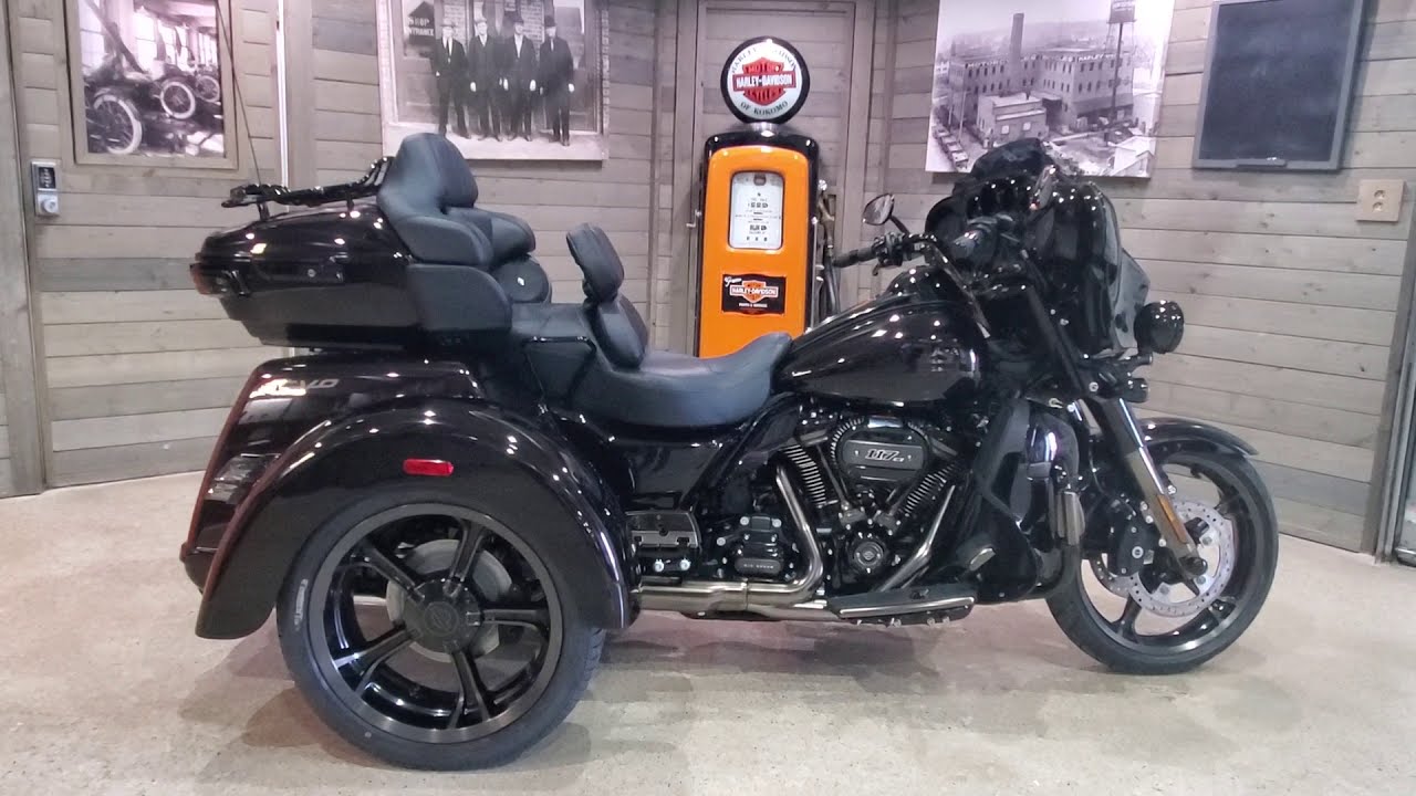 2021 Harley-Davidson CVO Tri Glide FLHTCUTGSE -Charred Crimson.
