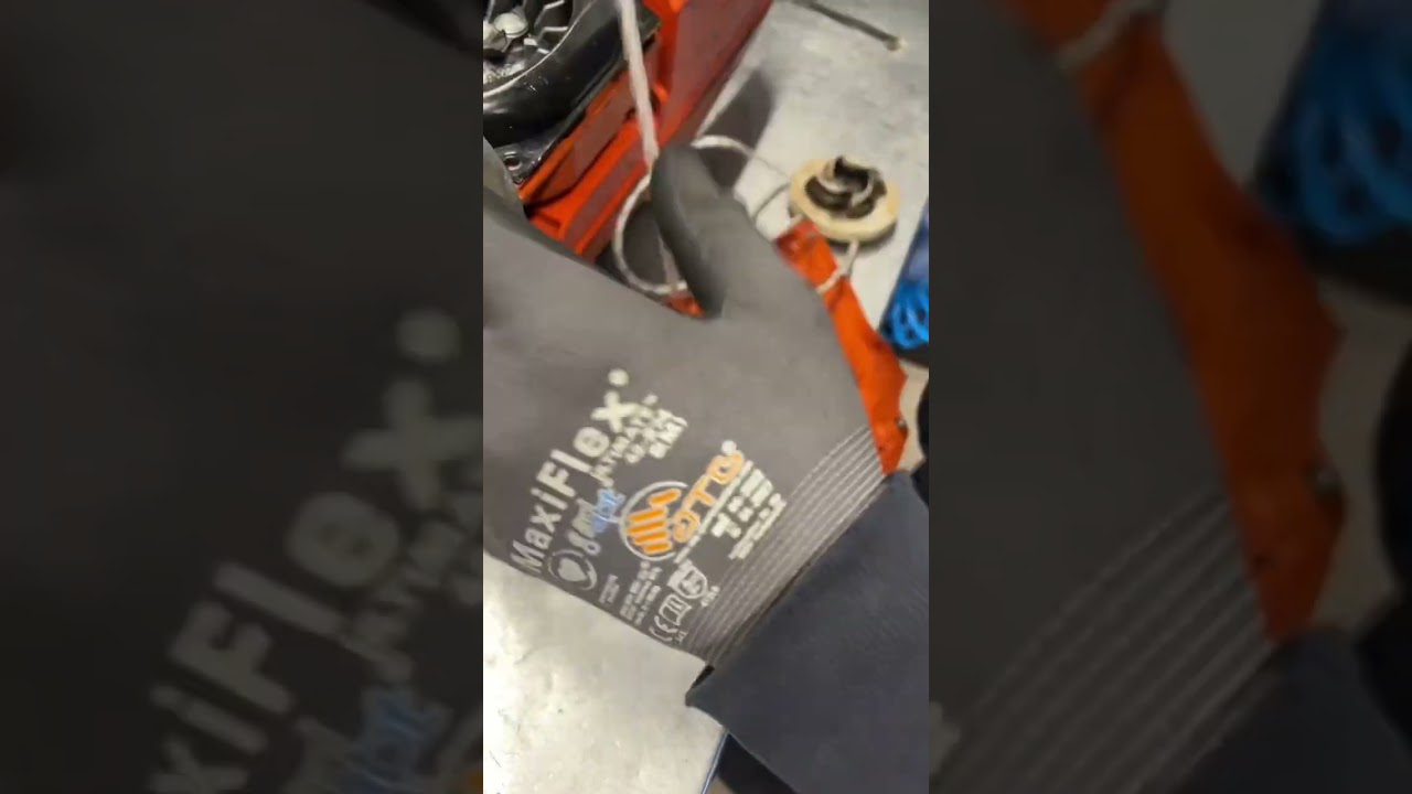 Wymiana linki rozrusznika w pilarce 🛠️ #shorts #pilarka #husqvarna #mechanik #serwis