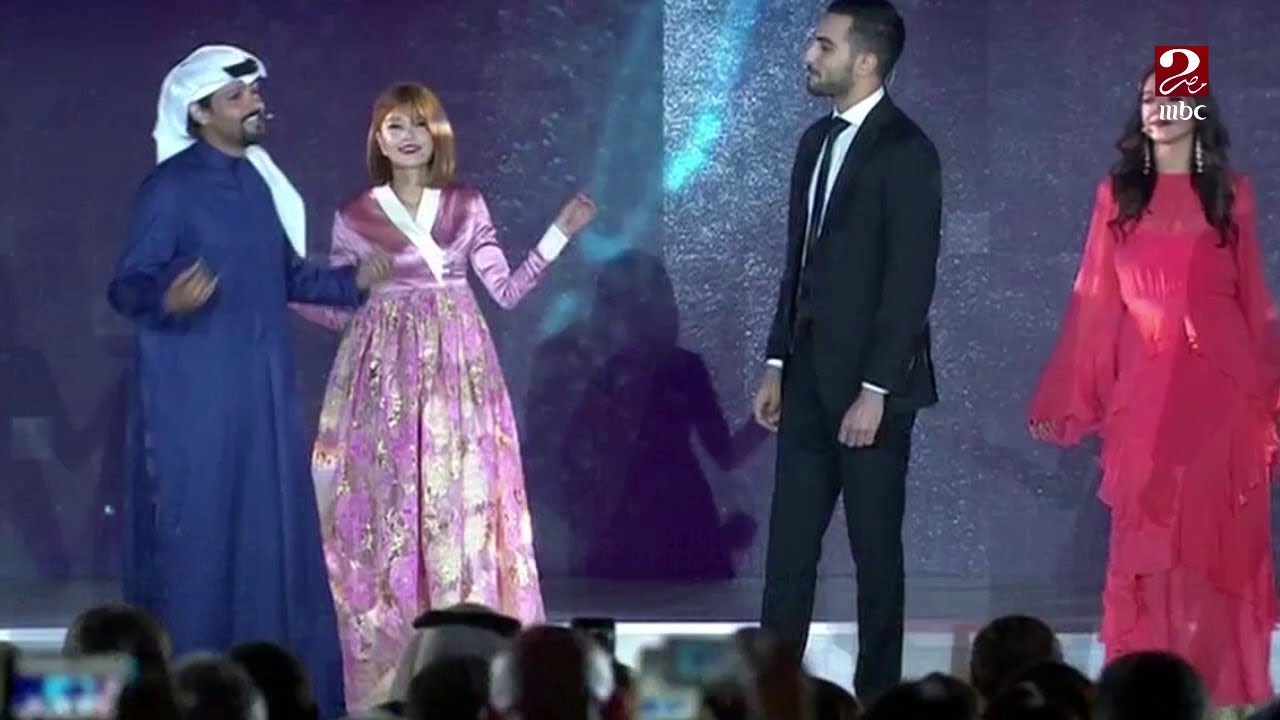 محمد الشرنوبي يبدأ بغناء 
