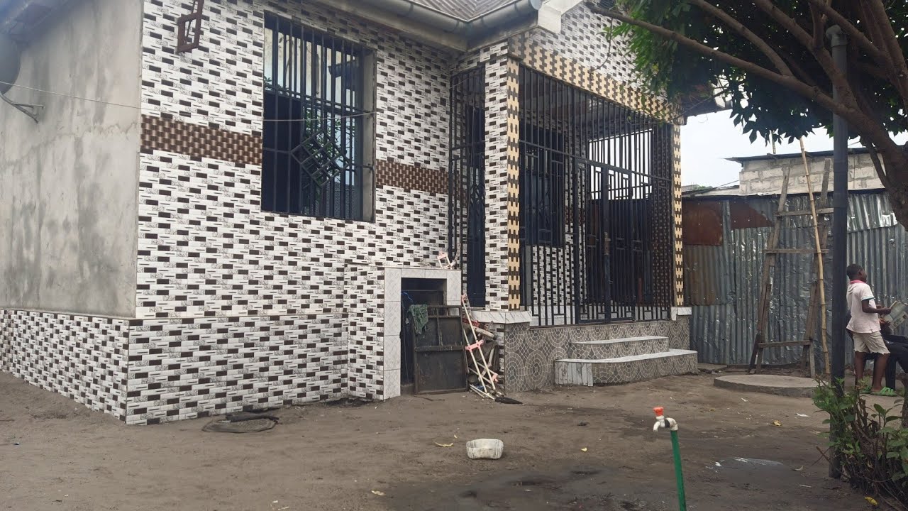 Le 10/3/2026 BIEVENUE A NGANDA SESE  A VENDRE 9m/15 une grde  Maison de 3ch,1sl,douche, Magazin...