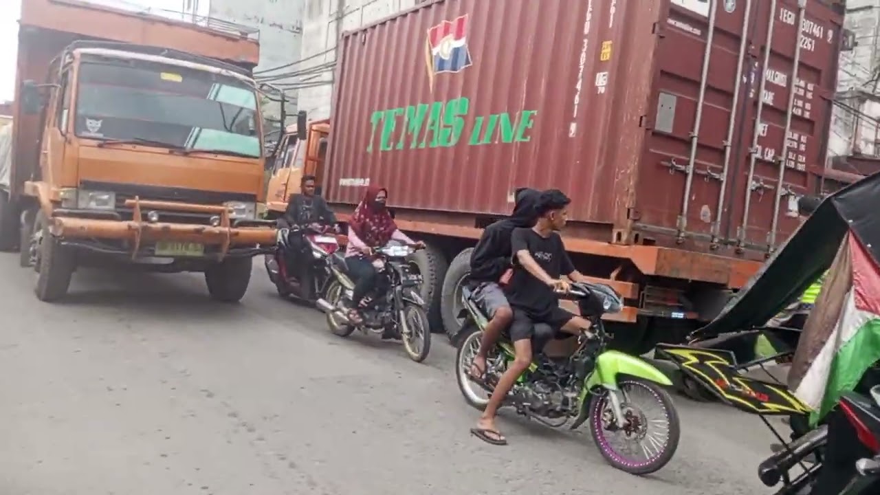 Truk Hino yang elakan kereta nabrak tiang listrik sampai jam 06.30 sampai jam 5 sore