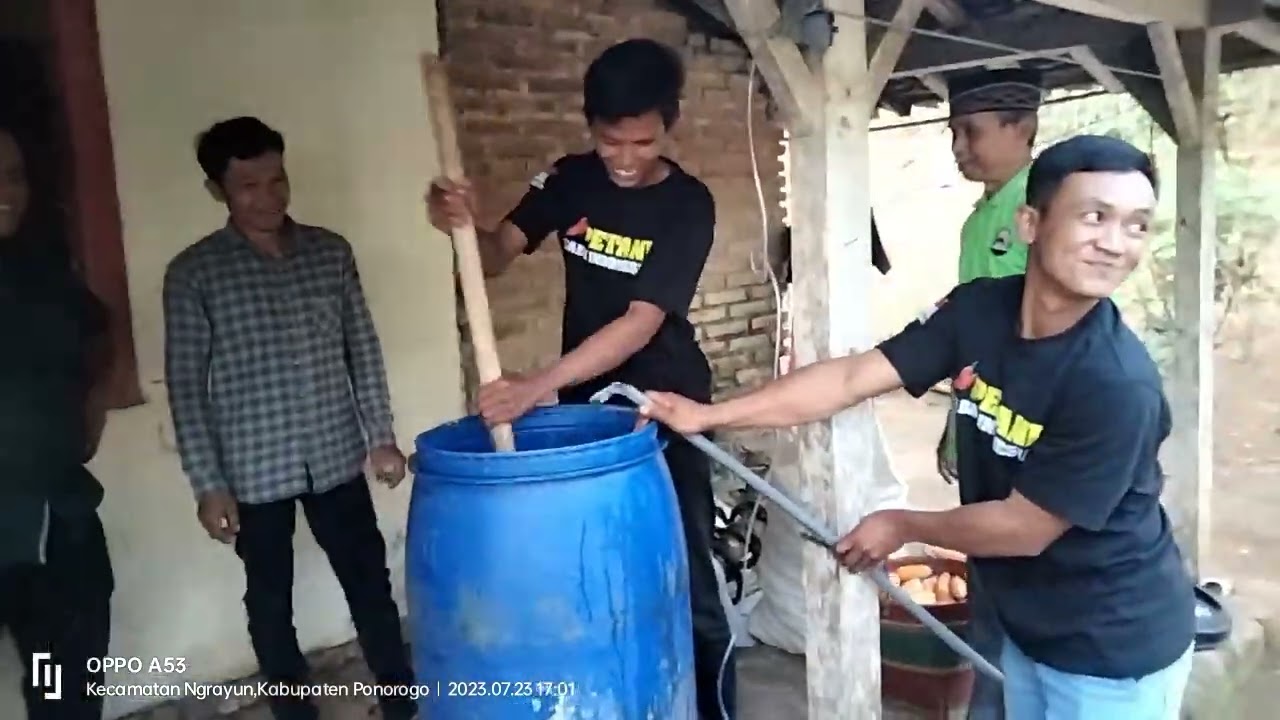 Proses Pembuatan Nutrisi Pembenah Tanah Pemdes Selur dan Petani Milenial Desa Selur Ngrayun Ponorogo