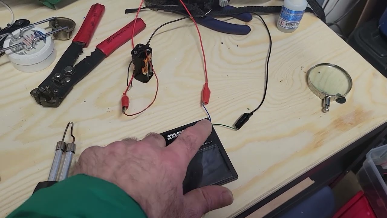 Another video bypassing the two CR2032 batteries to perpetuate the use of your welding hood.