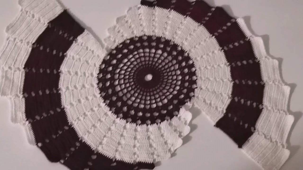 Horgolt spiral terítő felirattal