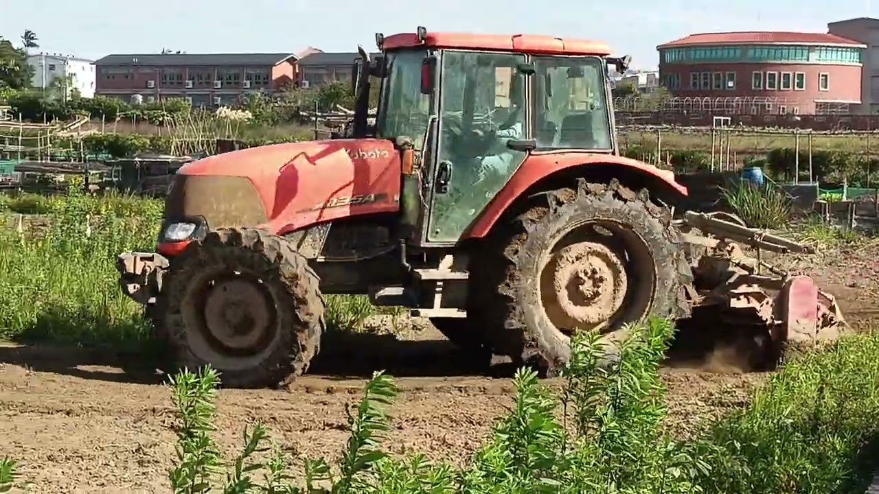 KUBOTA 135A曳引機打田