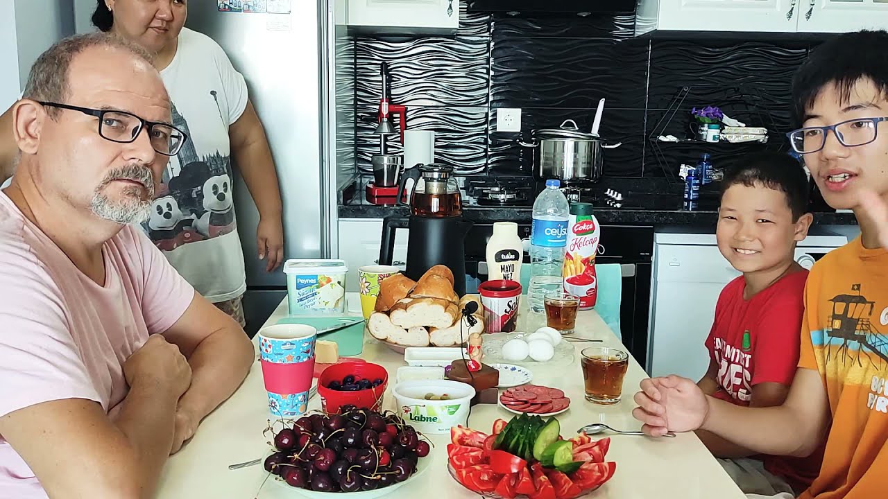МУКБАНГ С СЕМЬЁЙ! ЗАВТРАК! 🍳☕ ЯЙЦА, ОВОЩИ, БРЫНЗА, ТВОРОЖНЫЙ СЫР, МАСЛИНЫ, ОЛИВКИ, ШОКОЛАДНАЯ ПАСТА!