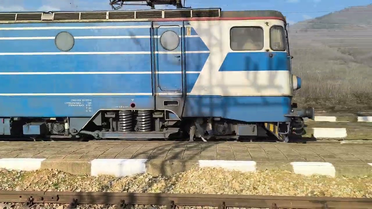 BDZ Cargo 46 044 с ДТВ 30623 и дълга композиция през гара Дъбово