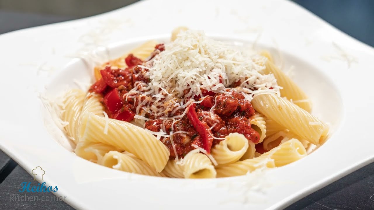 Tortiglioni mit Salcice in Tomatensoße und Parmesan ( 15 min. Küche )