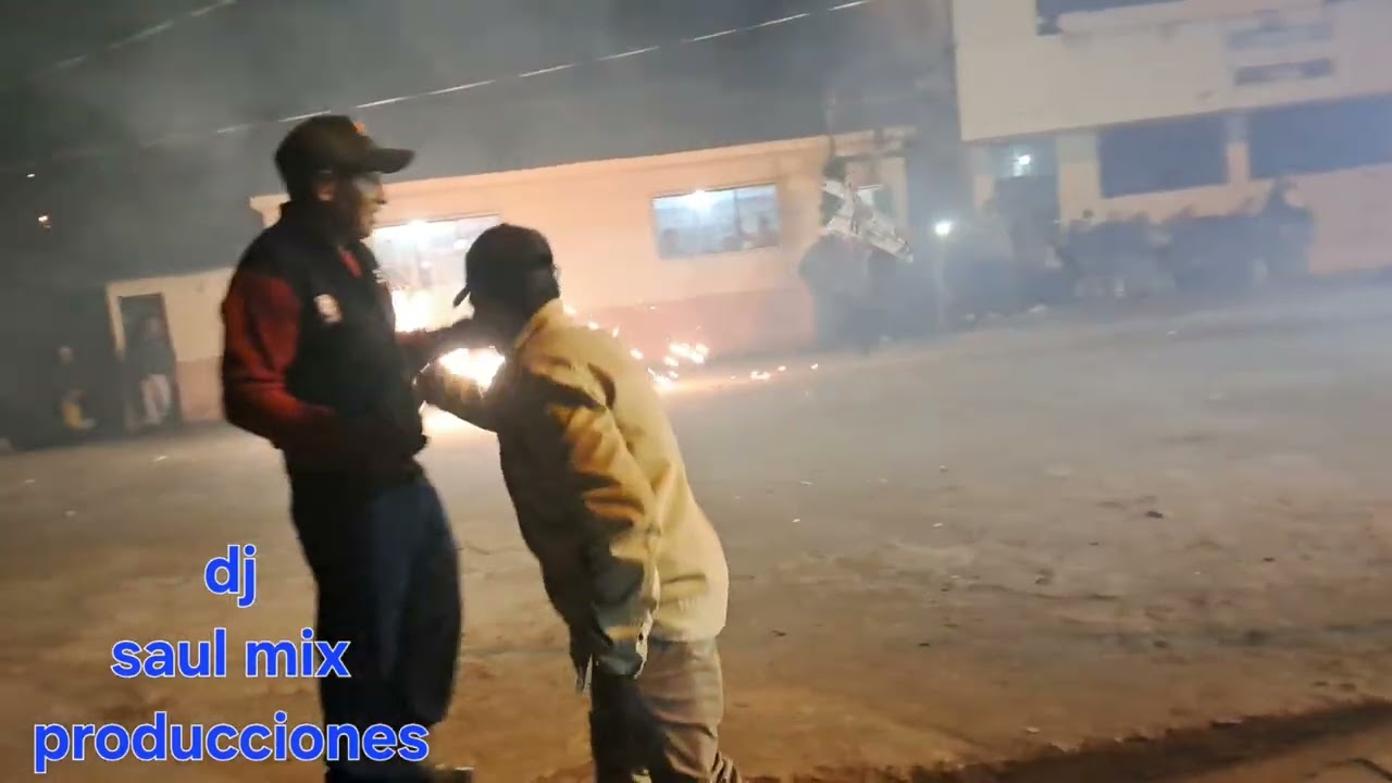 Juegos pirotécnicos noche del finde año en la comunidad de achupillas 