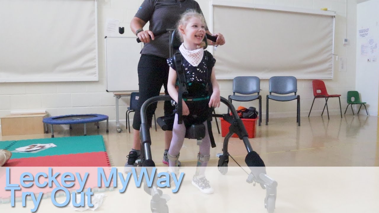 Элин пробует ходунки Leckey MyWay