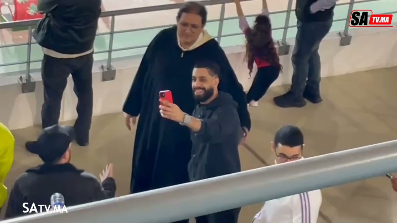أيت منا رئيس الوداد بالجلباب المغربي والجماهير تلتقط معه صور للذكرى بملعب أدرار في اكادير