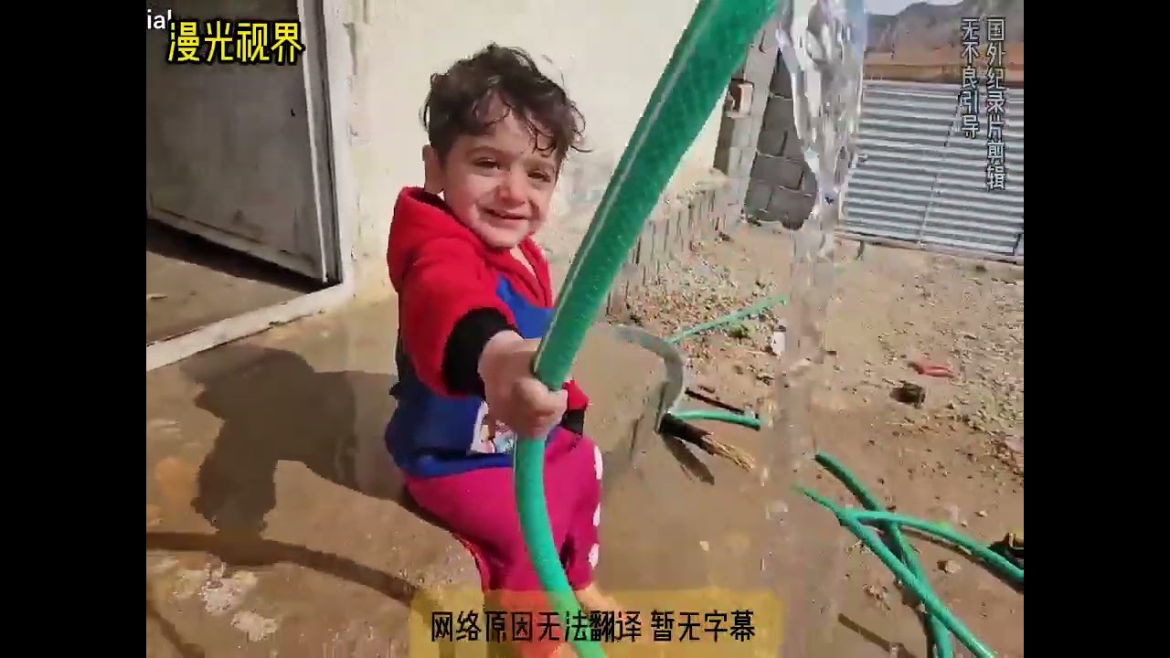 萨基娜用心照料孩子，卡里姆前来探望