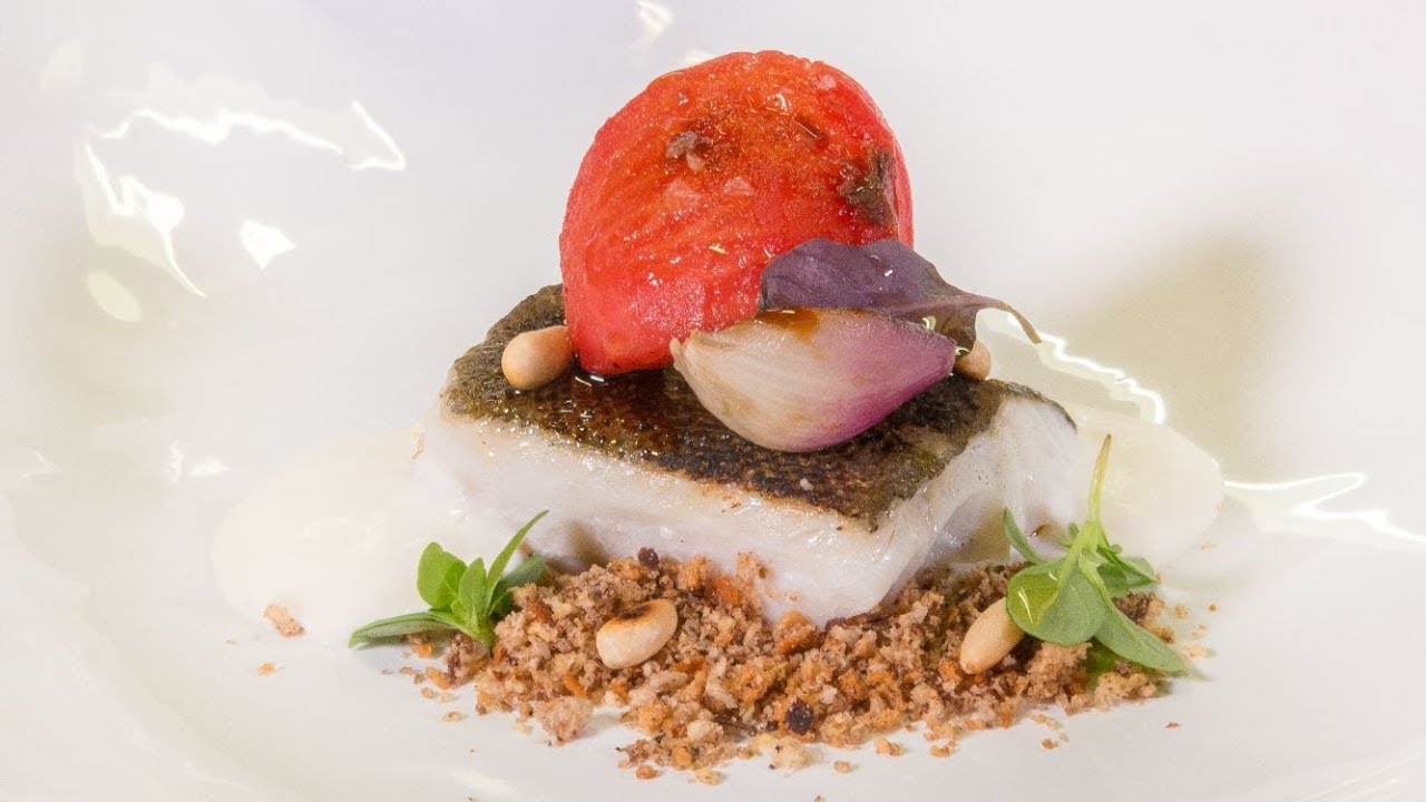 Stoccafisso Norvegese, aglio di vessalico, terra di olive, pomodoro alla piastra, mandorle e cipolla