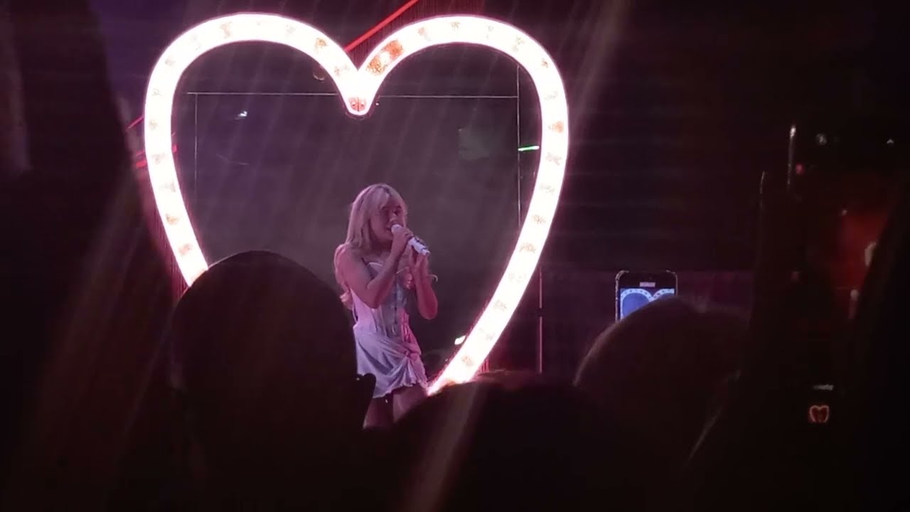 Sabrina Carpenter - talking to the crowd - Live in Manchester 14th June 2023
