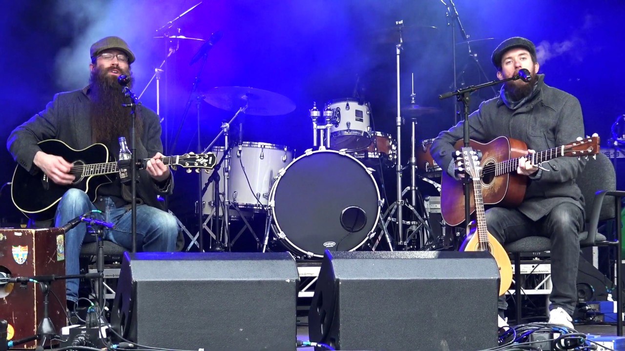 Wild Mountain Thyme by Mad Ferret Band live in Perth City centre December 2018