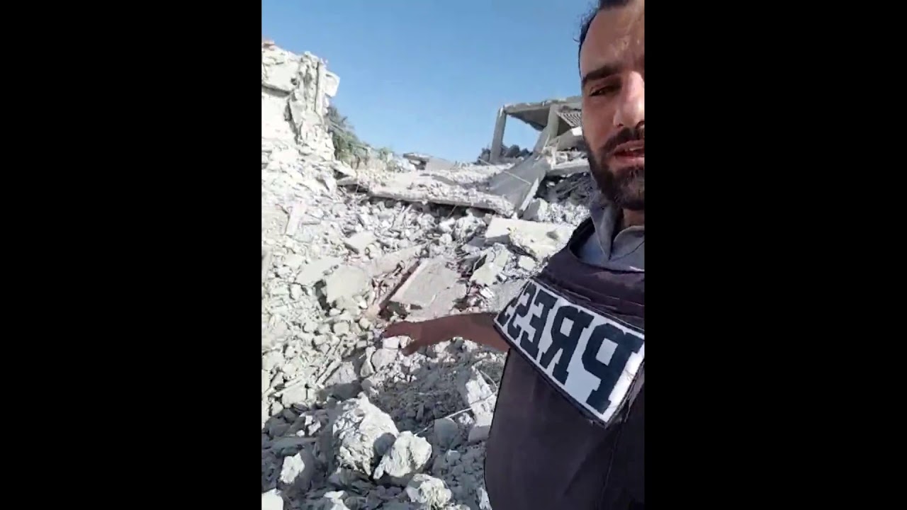 مروحيات الأسد تدمّر حيًا كاملًا في بلدة إحسم بريف إدلب..