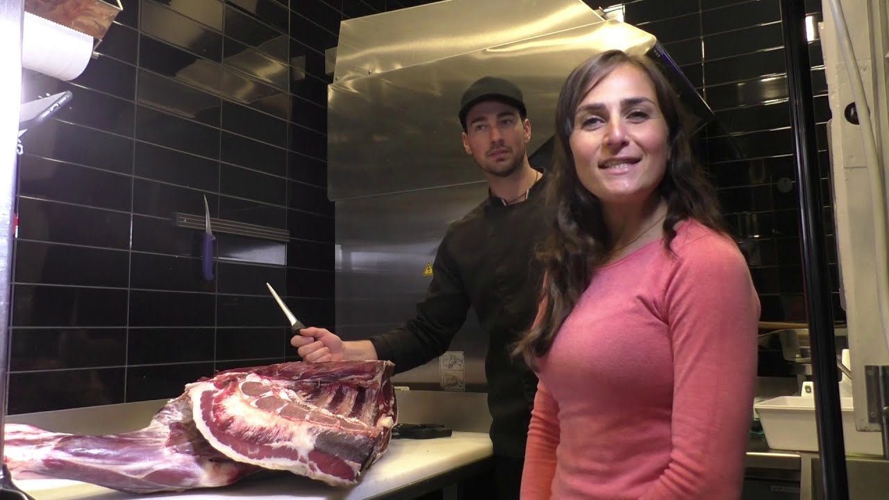 Sezionatura di un quarto anteriore di manzetta presso la Bottega della fattoria Passoni