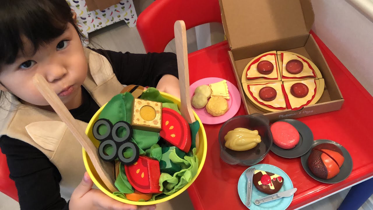 お肉だけ食べて好き嫌いしちゃダメ！ママのためにおいしいサラダを作ろう！お料理ごっこ Slice & Toss Salad Set Cooking Toy