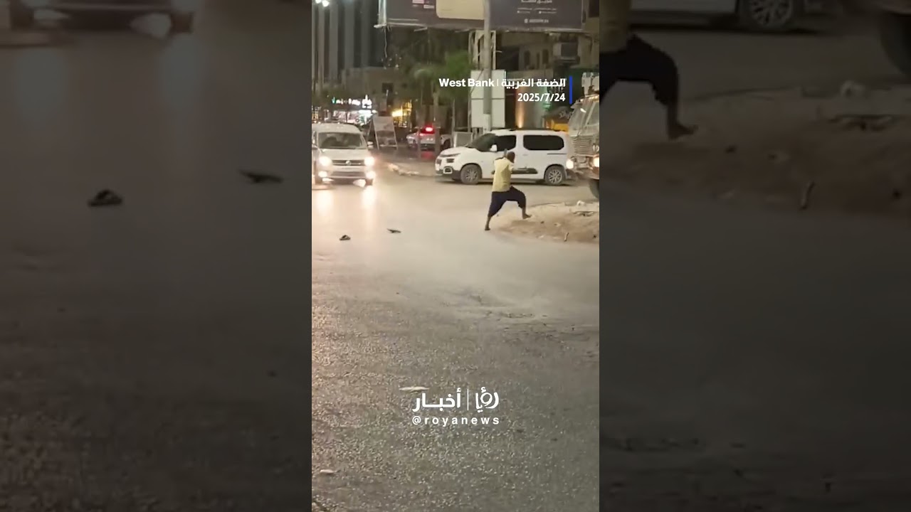 Palestinian confronts &ldquo;Israeli&rdquo; vehicles with his shoe in the West Bank