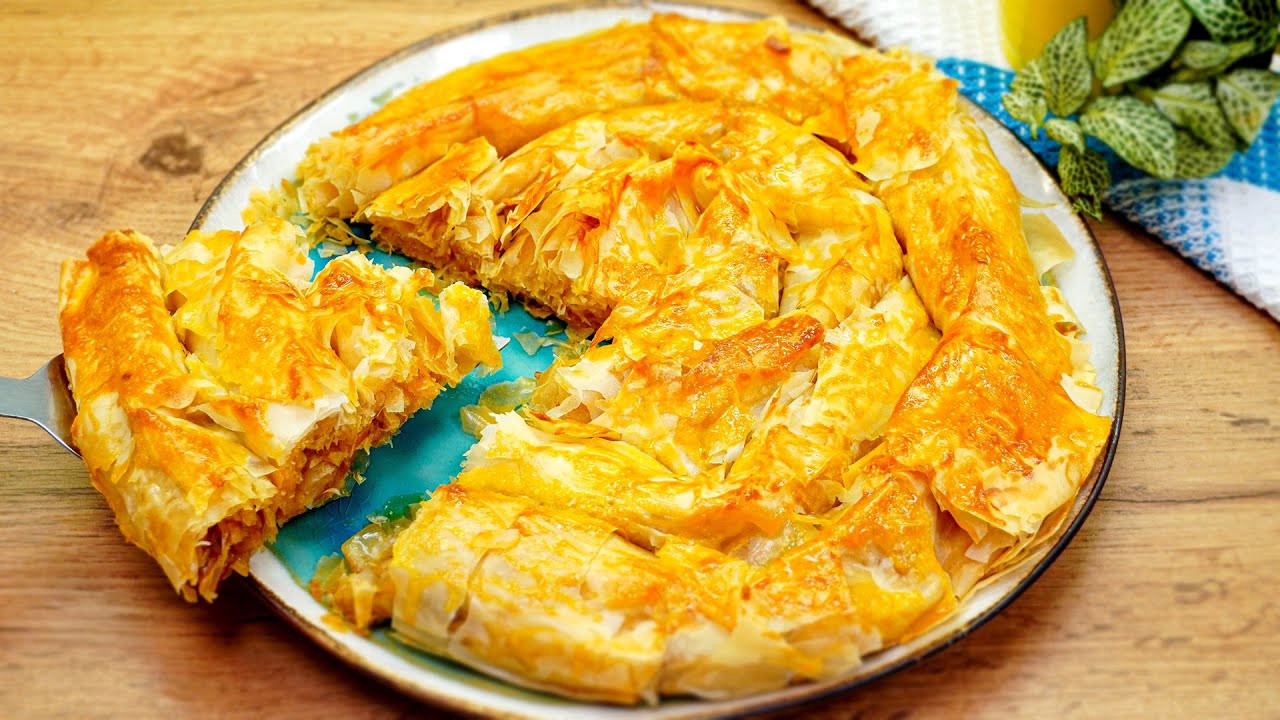 Проста рецепта, но много вкусна! Няма нищо по-вкусно от Зелник! Зелева баница от баба ми!