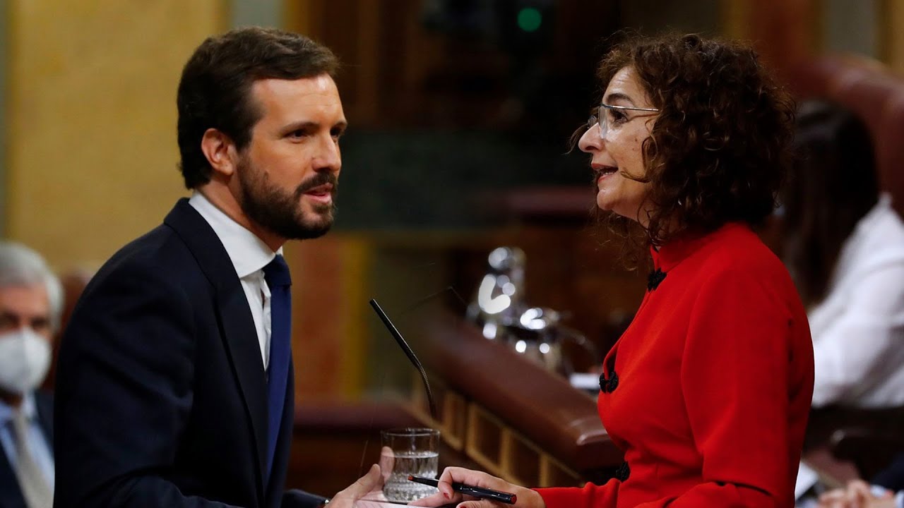 Montero, a Casado: “¿Recordamos qué titulaciones tiene cada uno y de qué manera las hemos obtenido?