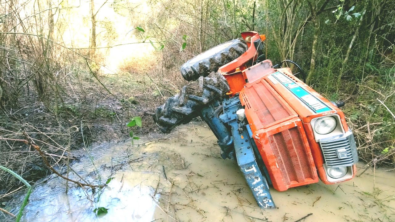 Спасаем разбитый мини-трактор Kubota. Владелец хочет, чтобы его убрали!
