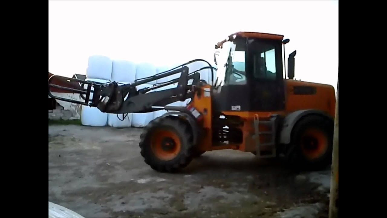 Unloading bales with JCB 412s Agri