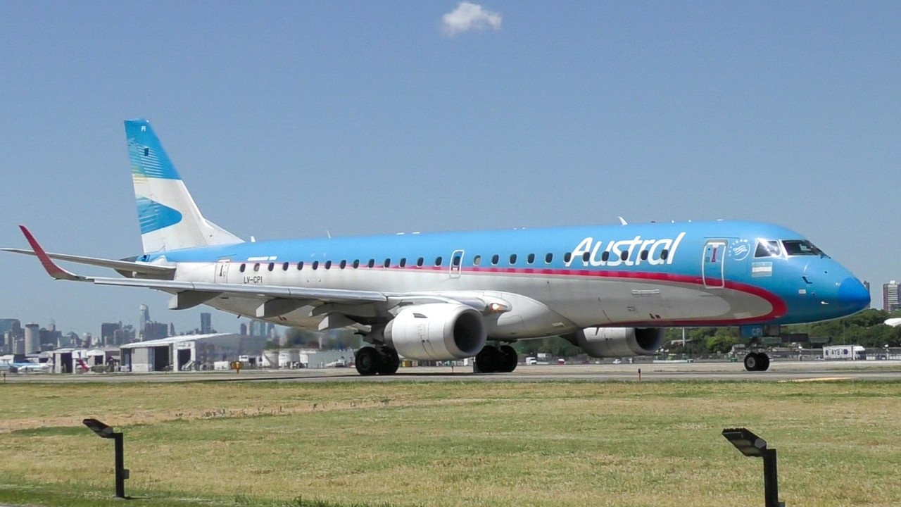 Aerolíneas Argentinas Embraer 190 LV-CPI despegando por Pista 13 Aeroparque