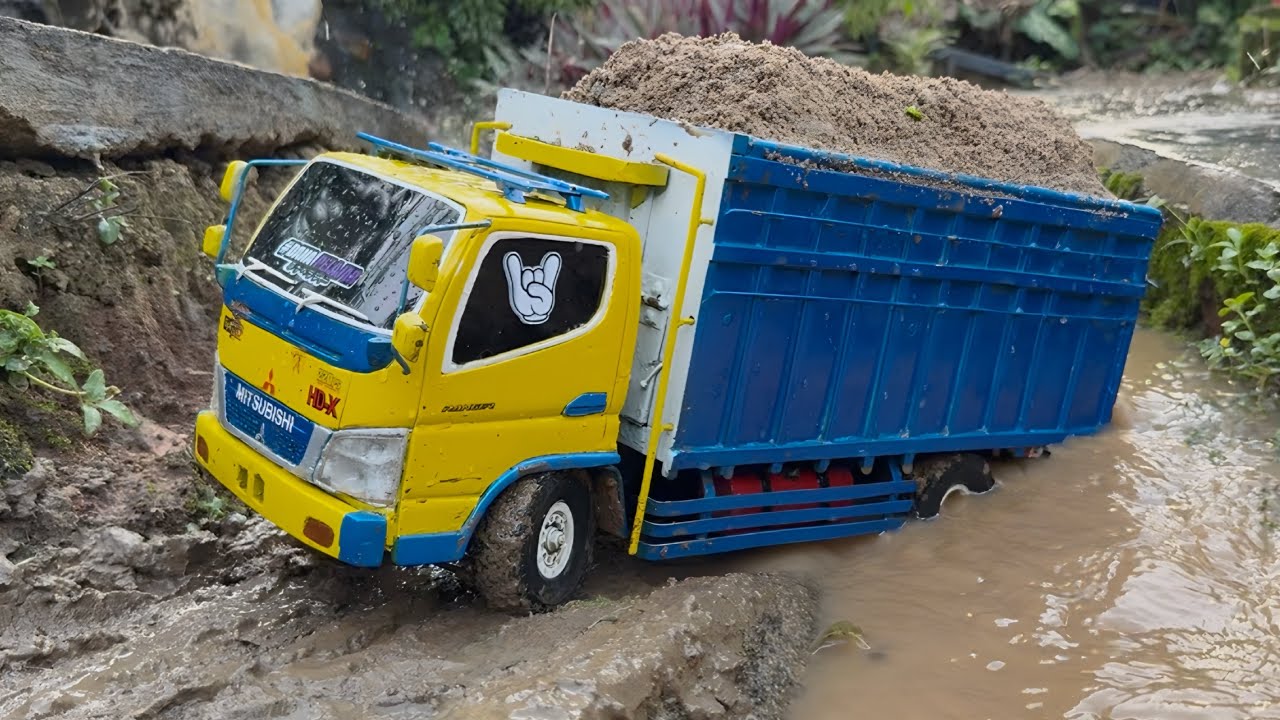 PERDANA truk CANTER HDX EURO4 muatan pasir sedotan dari sungai 