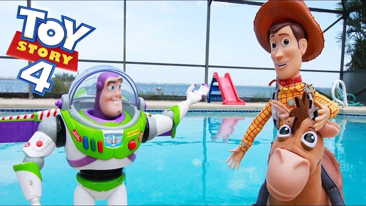 Woody and Buzz Swimming Pool Adventure in Toy Story 4 Jail Playset