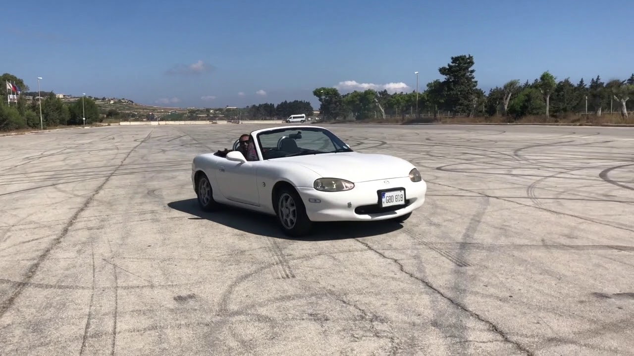 Mazda MX5 360 Handbrake Turn