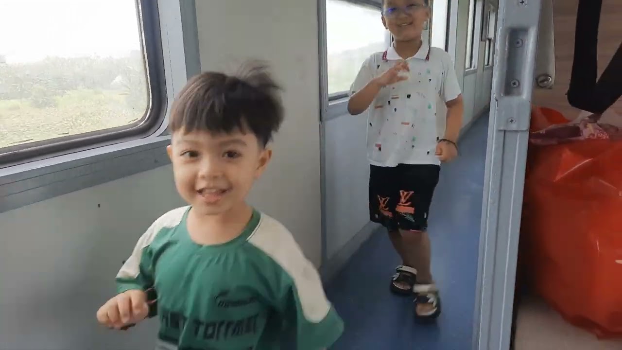 Du lịch Đà Nẵng bằng chuyến tàu hỏa. Đà Nẵng nóng quá, tắm biển thôi.