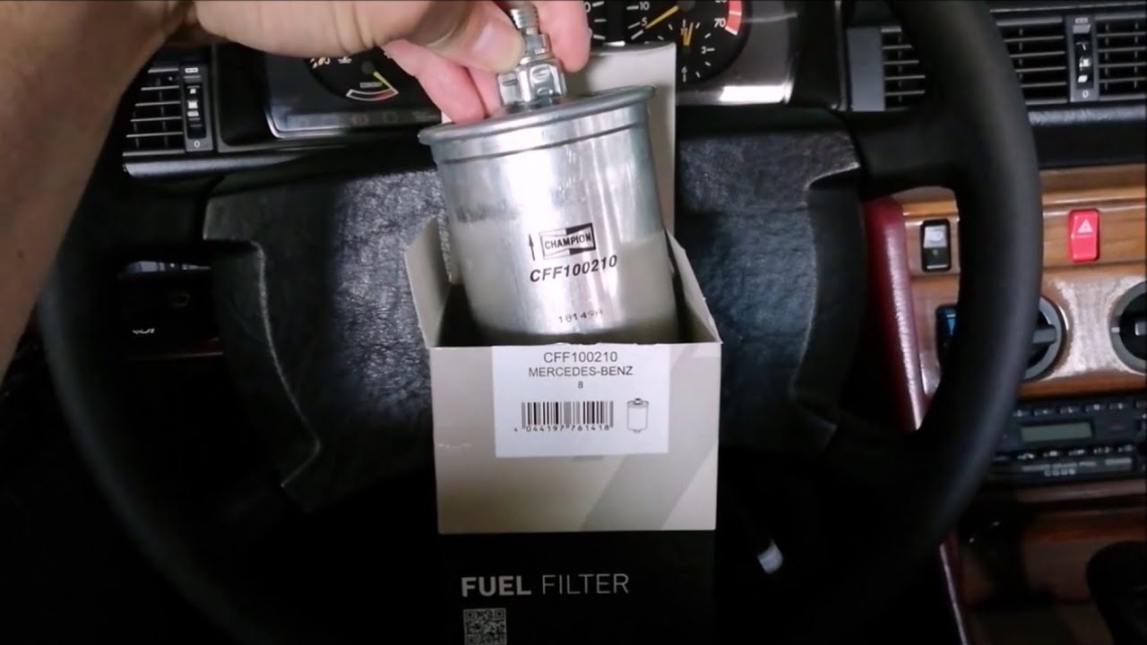 Wymiana filtra paliwa w samochodzie Mercedes W124 230E(fuel filter)