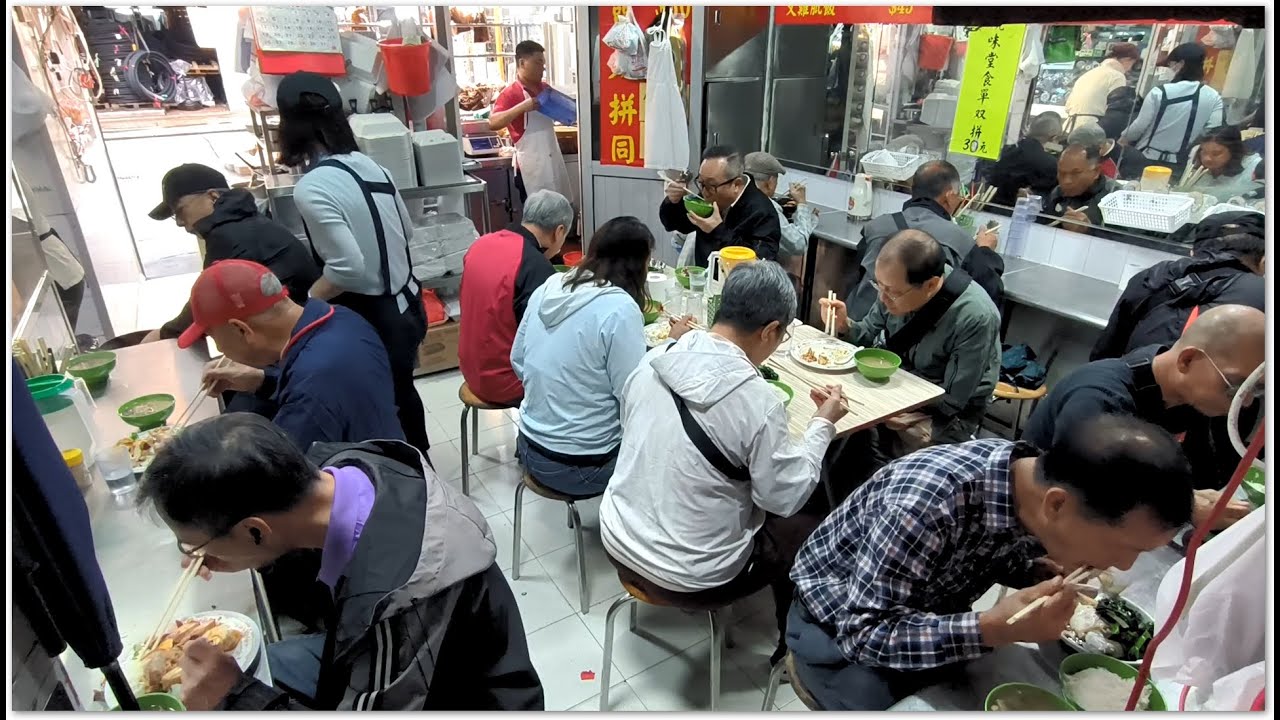 香港燒味飯 Roast Pork Rice Yummy Hong Kong Food 今天初二做牙 商店公司買燒肉拜神 飯堂爆棚坐滿人 店外排長龍 師傅斬燒豬斬燒味飯斬到手軟 香港美食 百富豪燒臘飯店