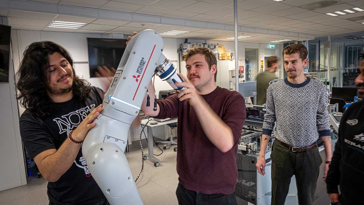ID-laben på Kongsberg: Der roboter møter fagarbeidere
