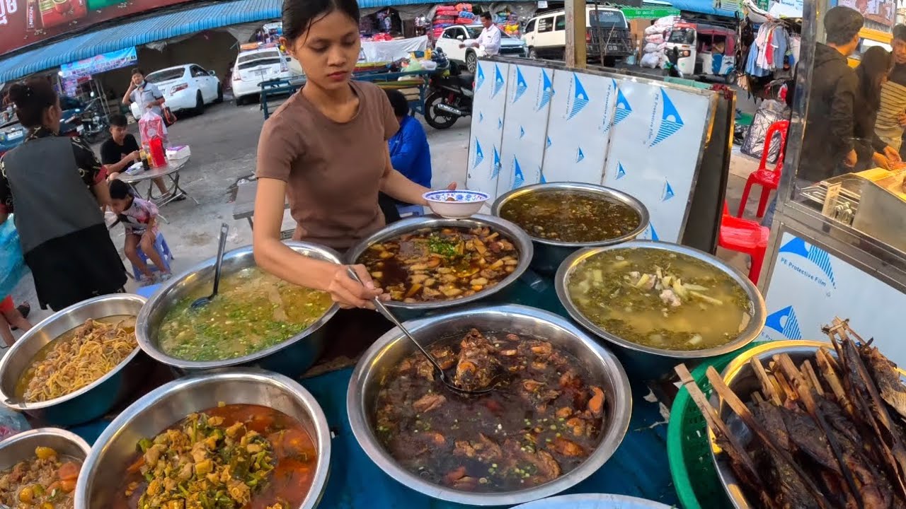 Cambodian street food in Phnom Penh | Yummy plenty Khmer food for dinner selling on the street