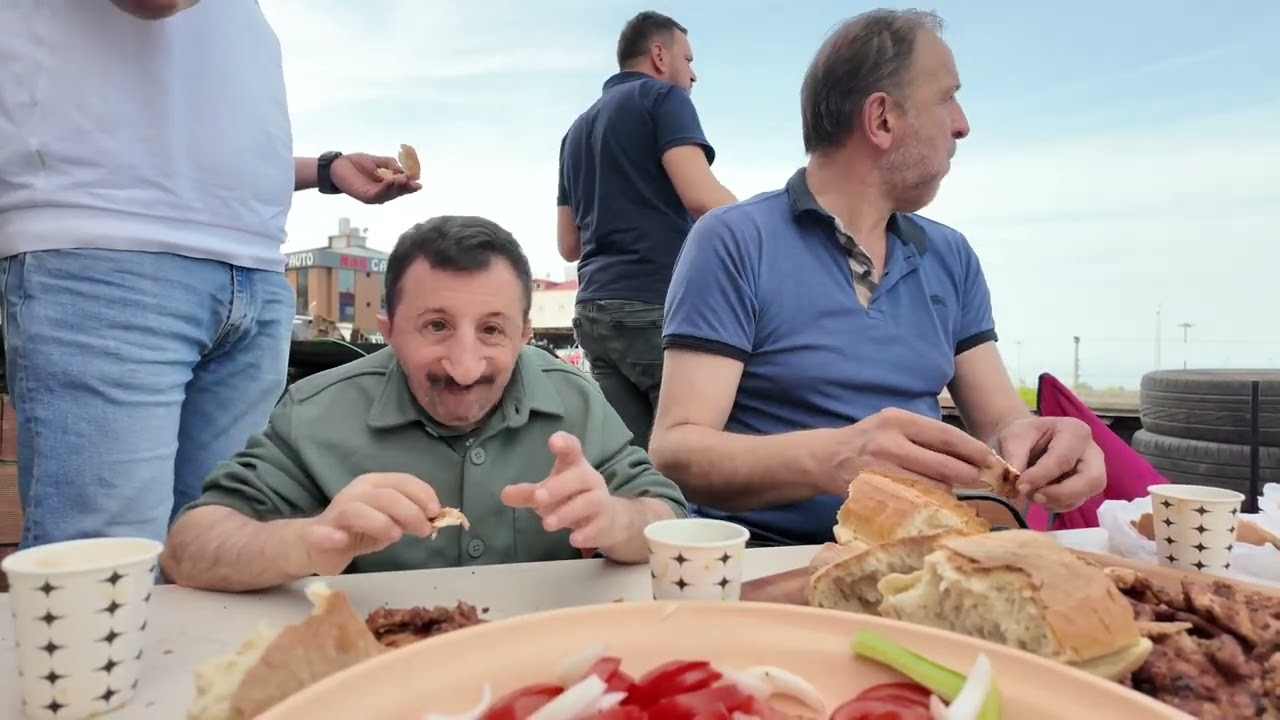 Köksal Baba съел куриный гриль за гигантским столом из 10 человек! 🍗🔥 Открытый праздник!