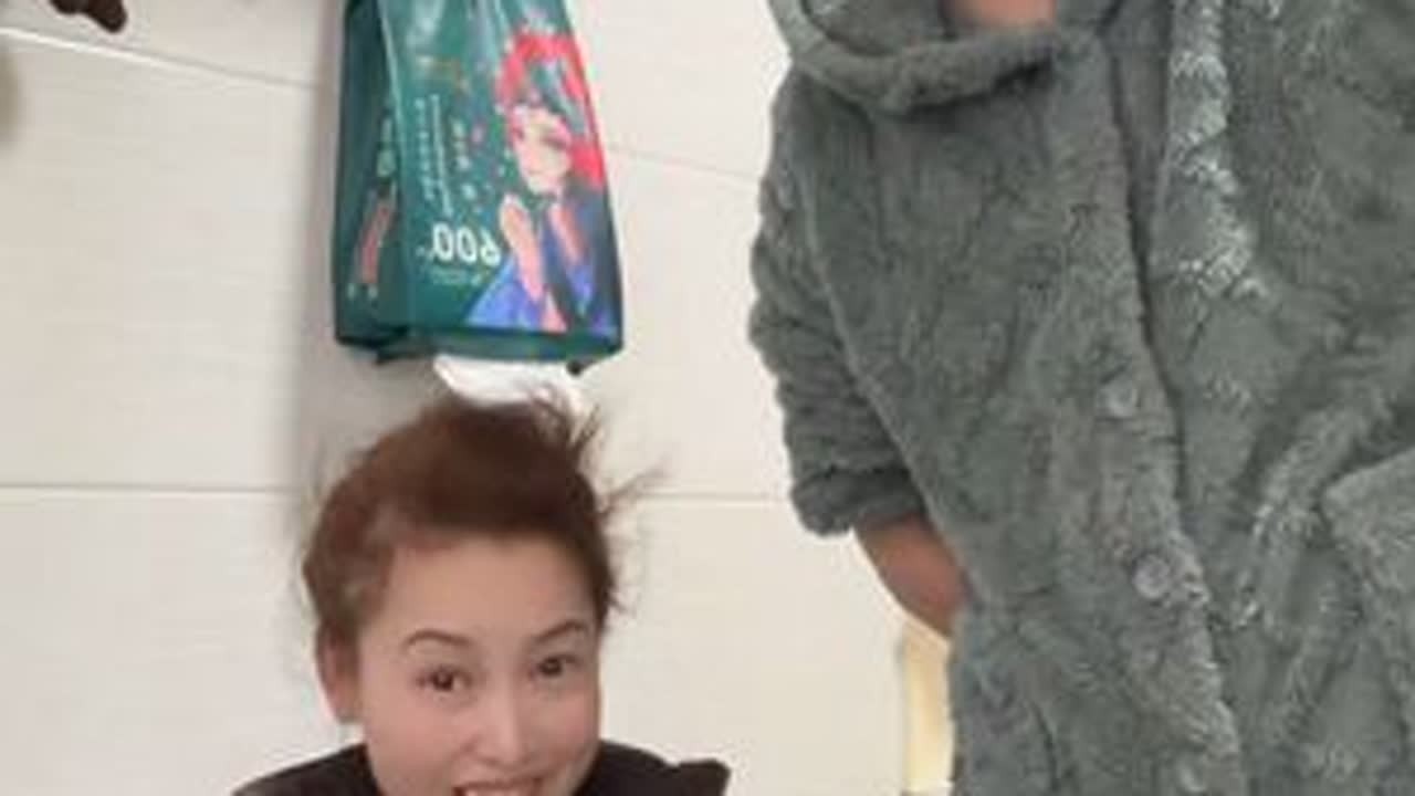 这期🈶嘉宾！ #原创视频 #生活随拍 #记录日常 给大家看看朴实无华的上午，以及朴实无华的我们，以及朴实无华的铁锅，以及朴实无华的生活！我们生活得很努力，希望好的心态能够影响更多人，不管生活如...