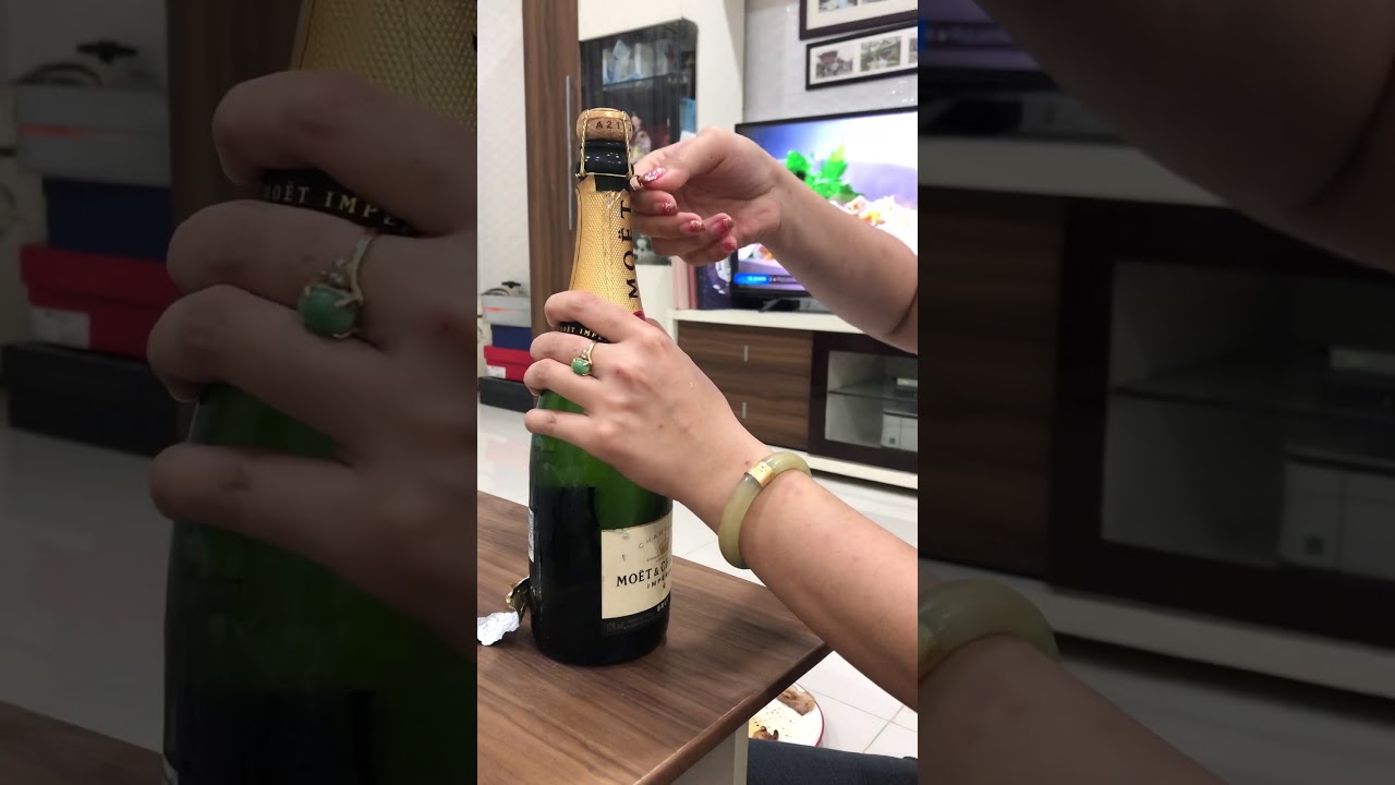 How to open Mo&euml;t Champagne 🍾 🍾 🍾