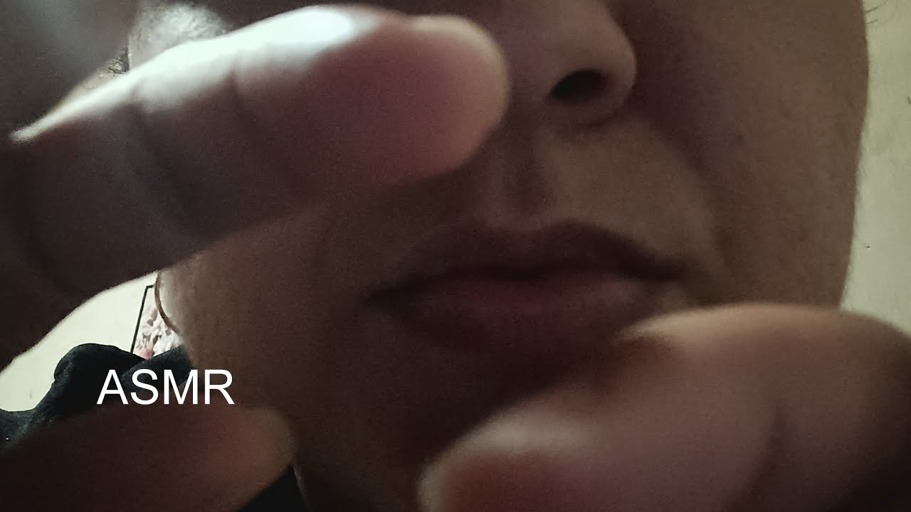 ASMR  caseiro sons de boca, sussuros e fazendo carinho no seu rosto