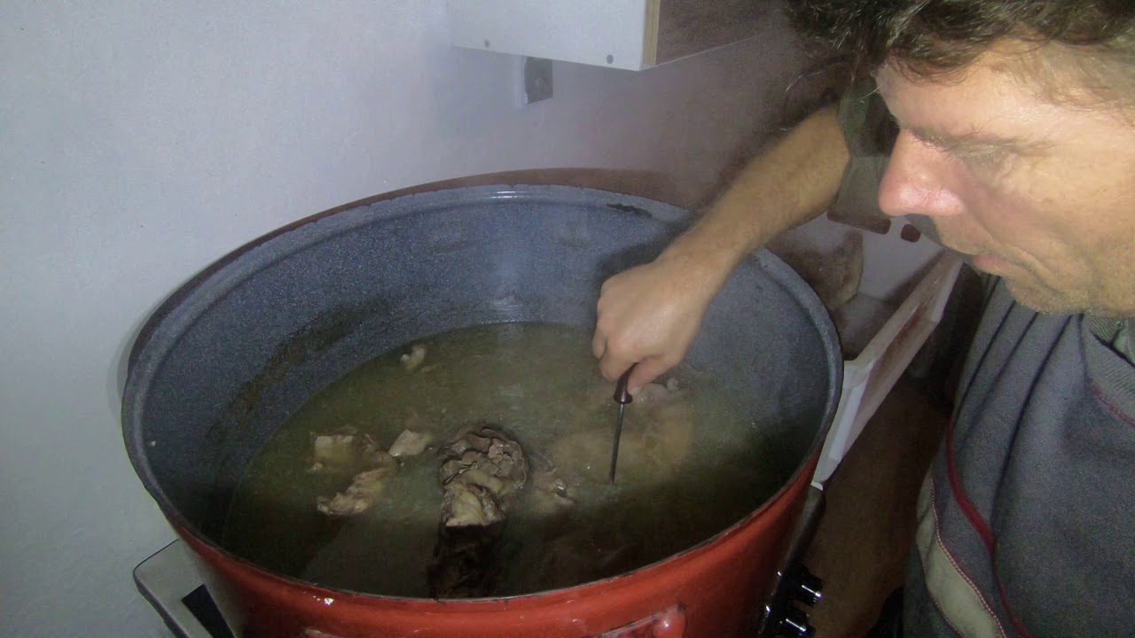 Domácí zabijačka - jaternice - míchání, špejlování, narážení.