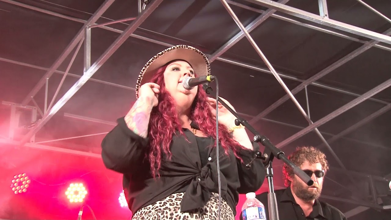 JK0558 HDa KAZ HAWKINS BAND (IRL) en Guest Orph&eacute;e PLAISANCE (FR) Le Buis Blues Festival 2021