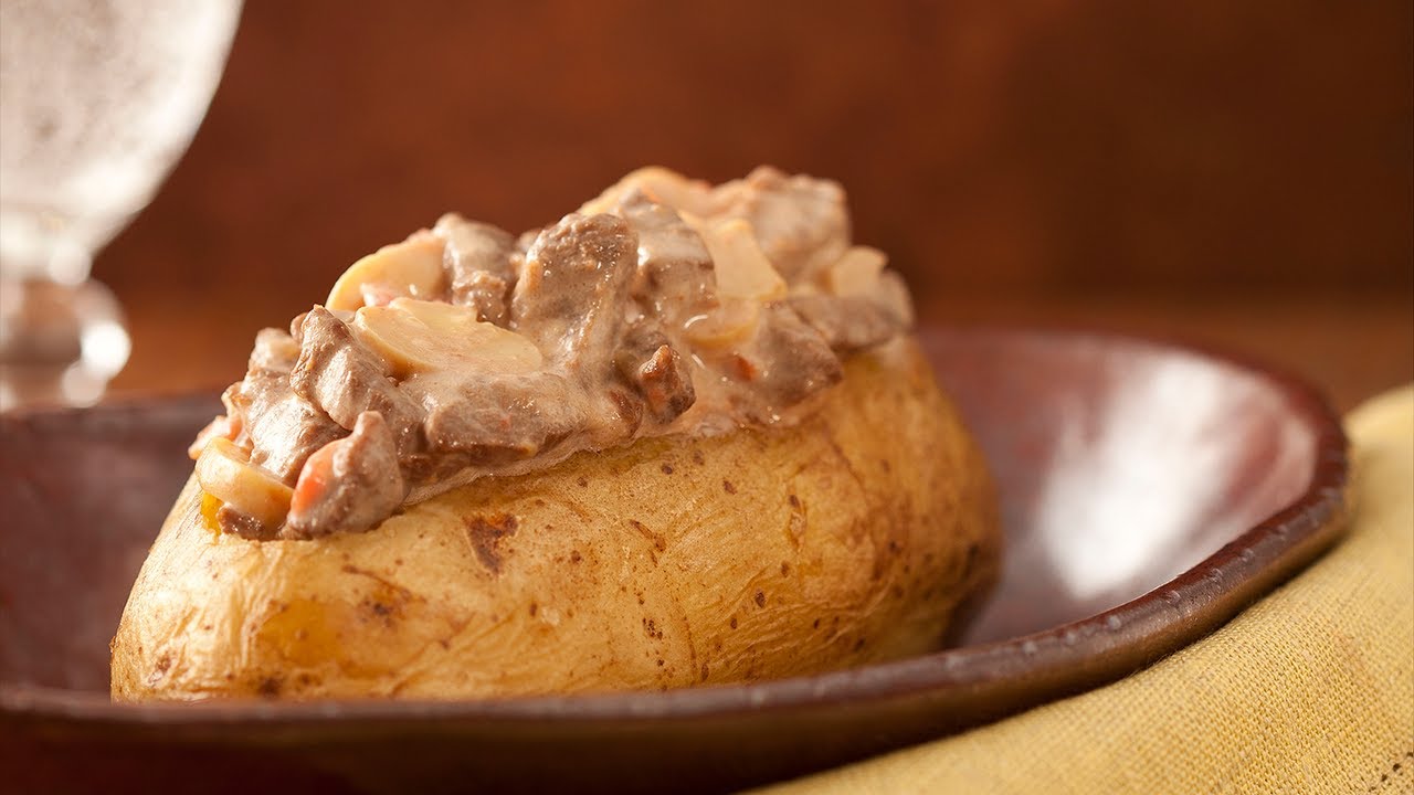 Backed Potato com Strogonoff - Receitas Nestlé
