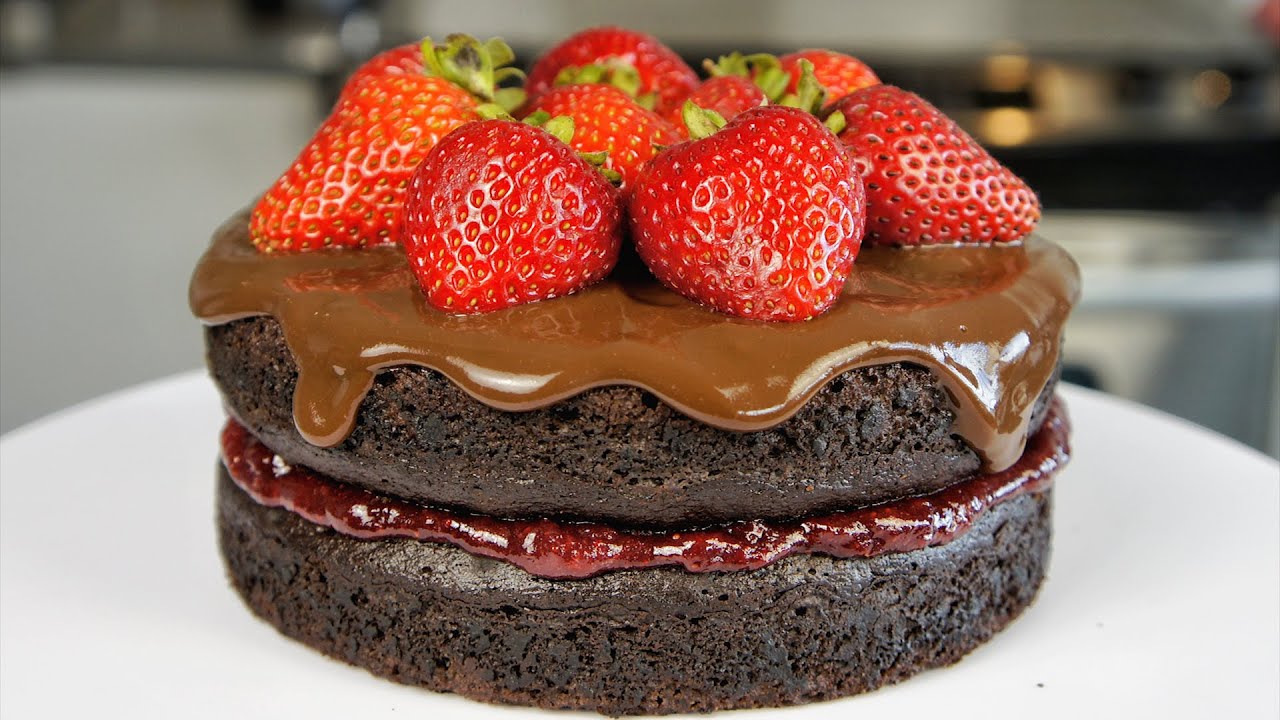 BOLO DE CHOCOLATE VEGANO DO RAFA - SUPER FÁCIL E DELICIOSO + GELEIA DE MORANGO E CALDA DE CHOCOLATE