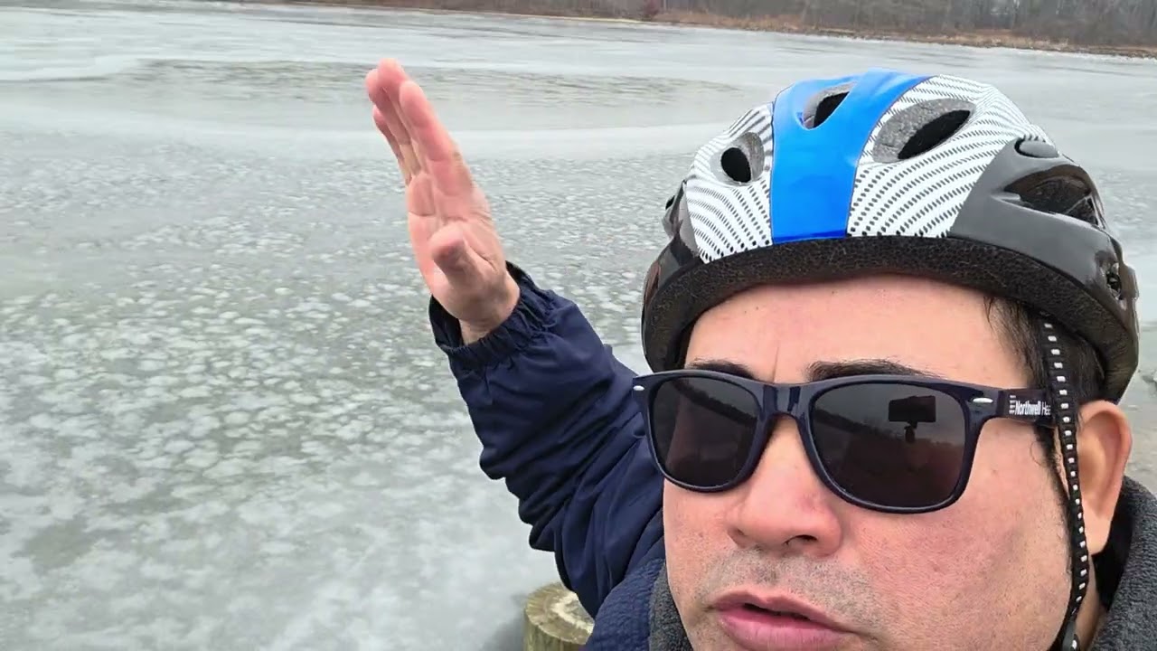 HOLA AMIGOS VEAN ESTE GRAN PANTANO SE CONGELO ES EN HEMPSTEAD NEW YORK SUPER BONITO ESTE LUGAR 