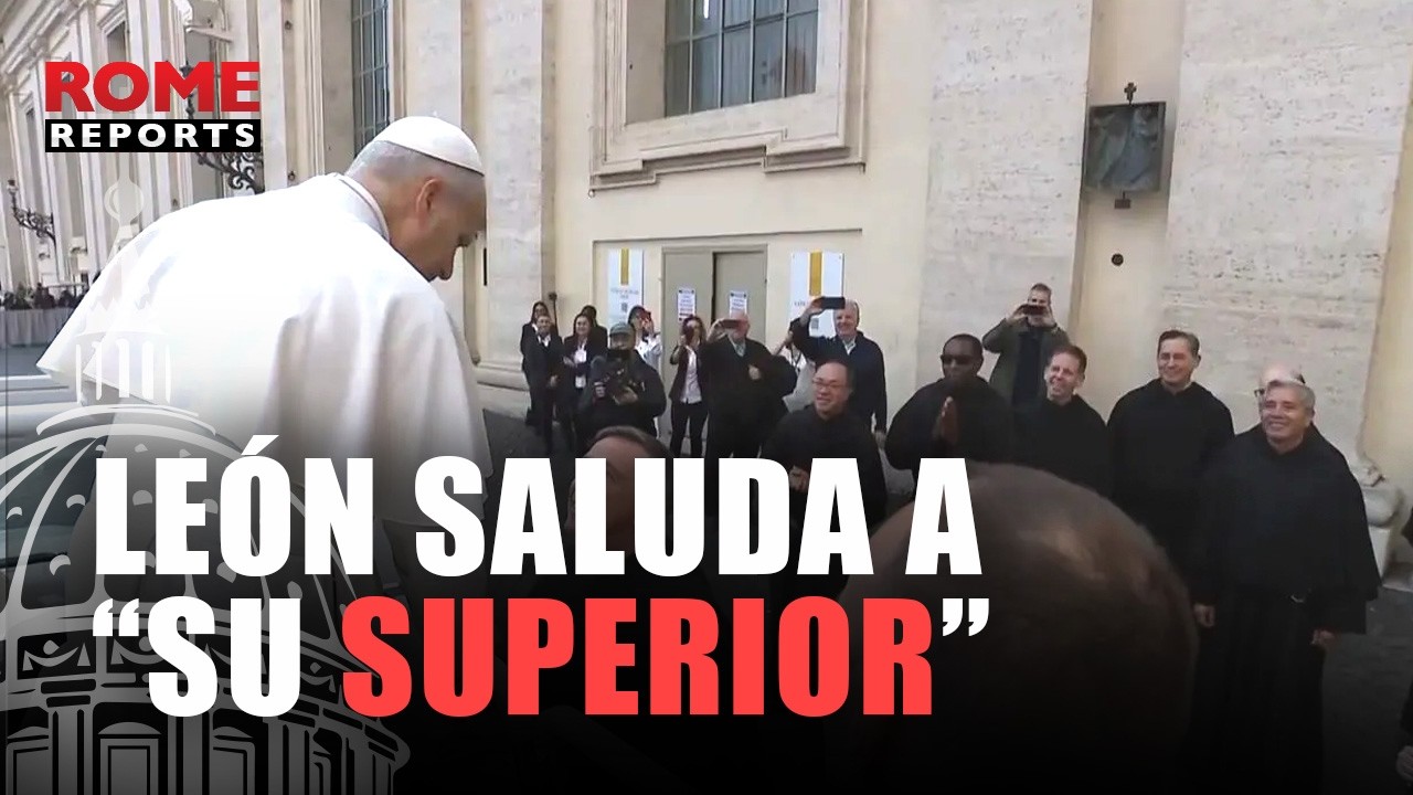 El PAPA LEÓN XIV SALUDA a  'su SUPERIOR' Joseph FARRELL al comienzo de la Audiencia General