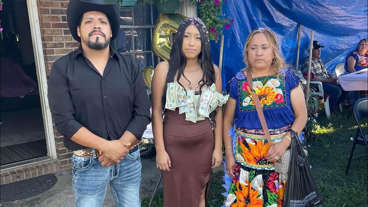 08/24/2024 los padrinos José Nuci y su esposa Cecilia morales le llevan el vestido ala quinceañera