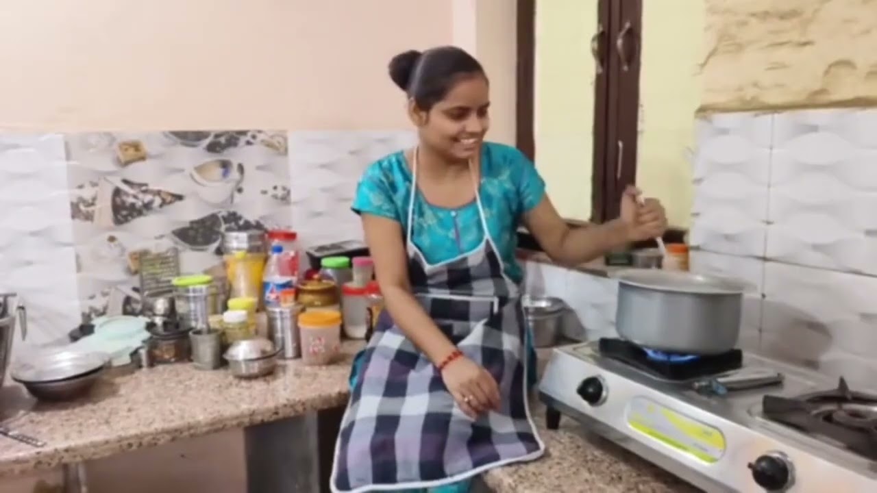 लाली कड़ी बनावे आवत है तोपें 😂🤣😋😋