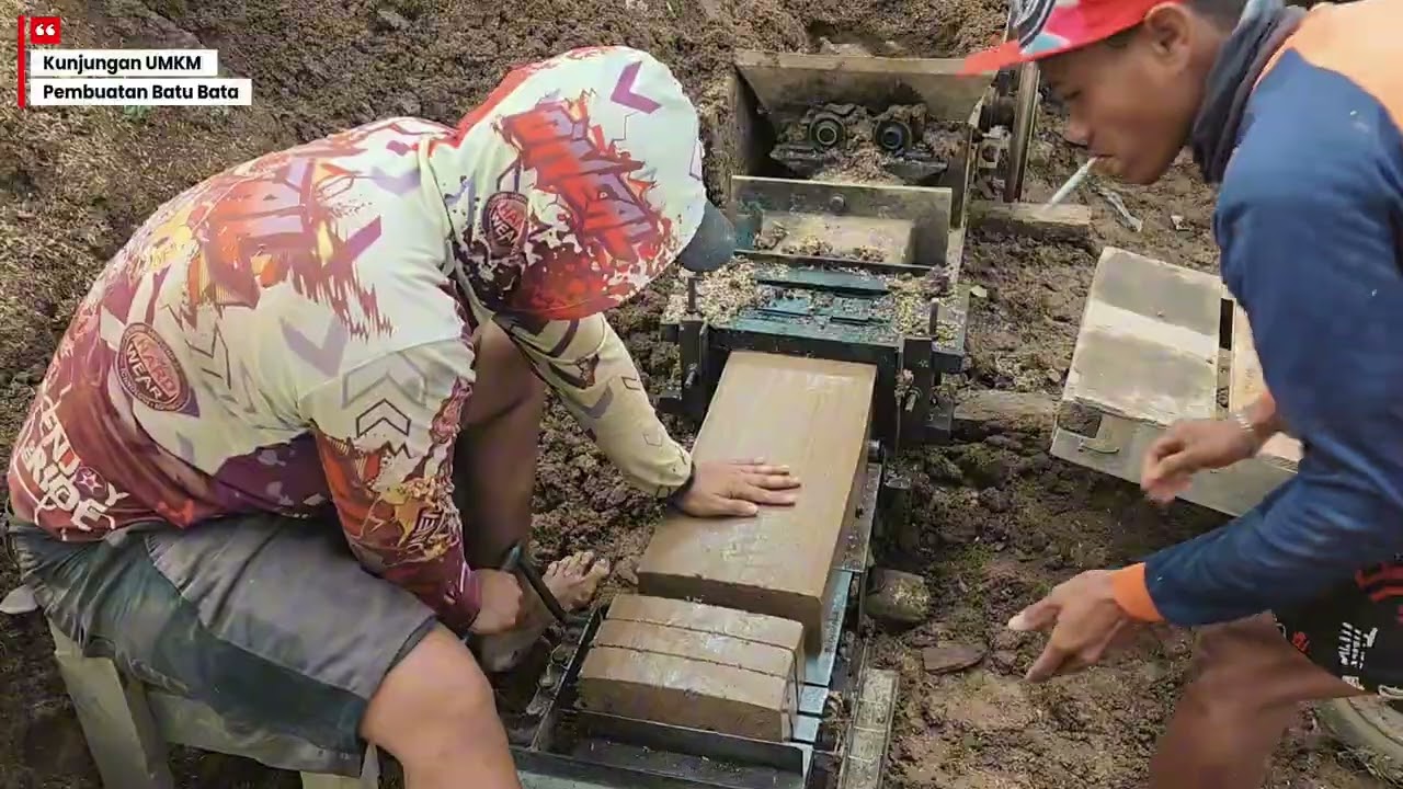 Kunjungan UMKM ke tempat pembuatan batu bata menggunakan mesin press di desa Sidadadi  indramayu  