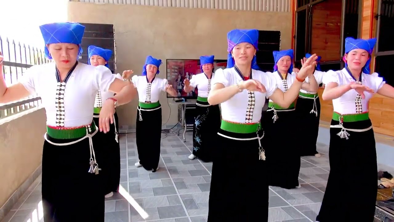 Múa đón xuân Ngọc Chiến do đội văn nghệ Trung nên bản lướt múa nét đẹp Ngọc Chiến 